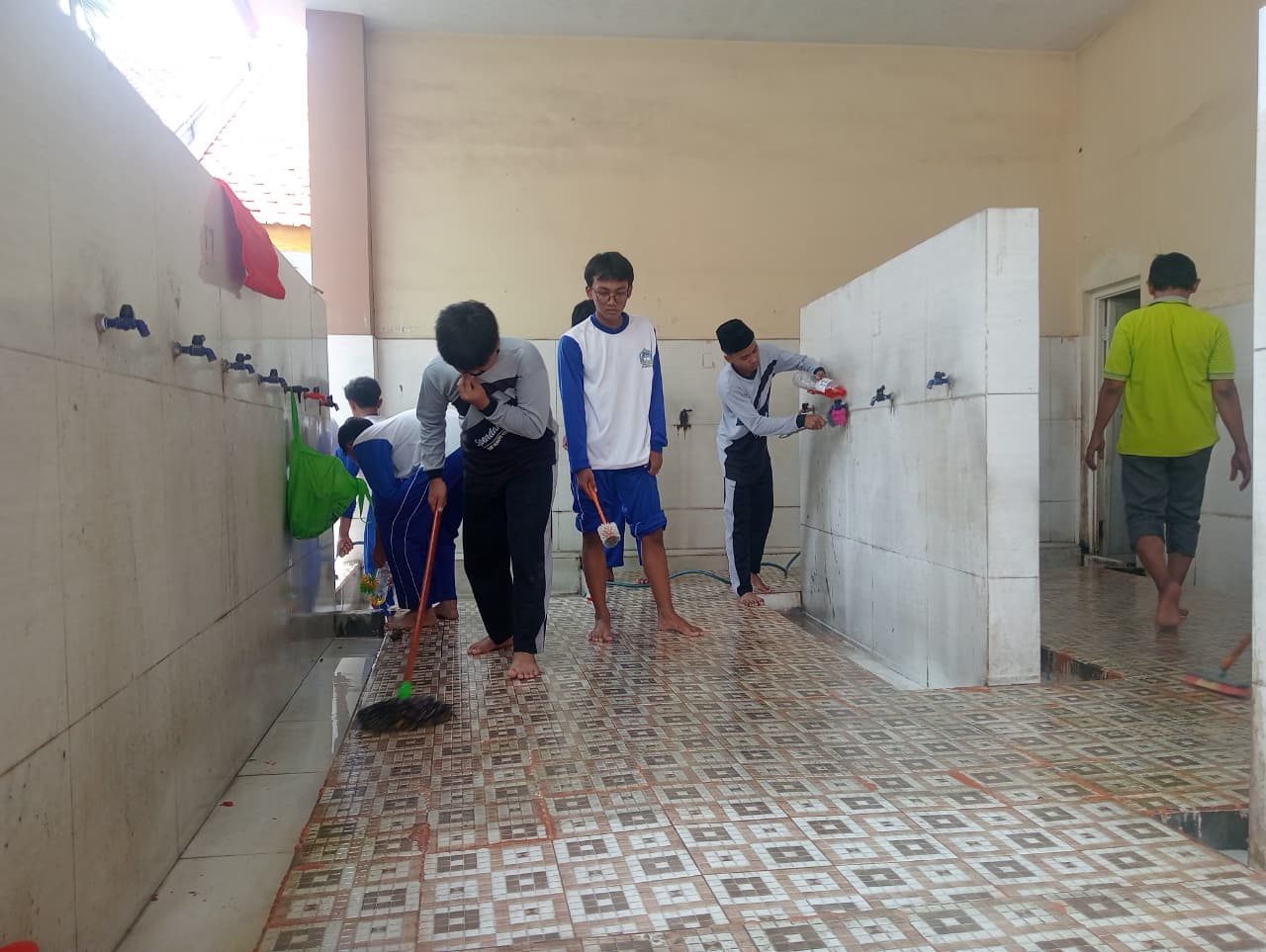 Kegiatan Siswa membersihkan masjid sekolah