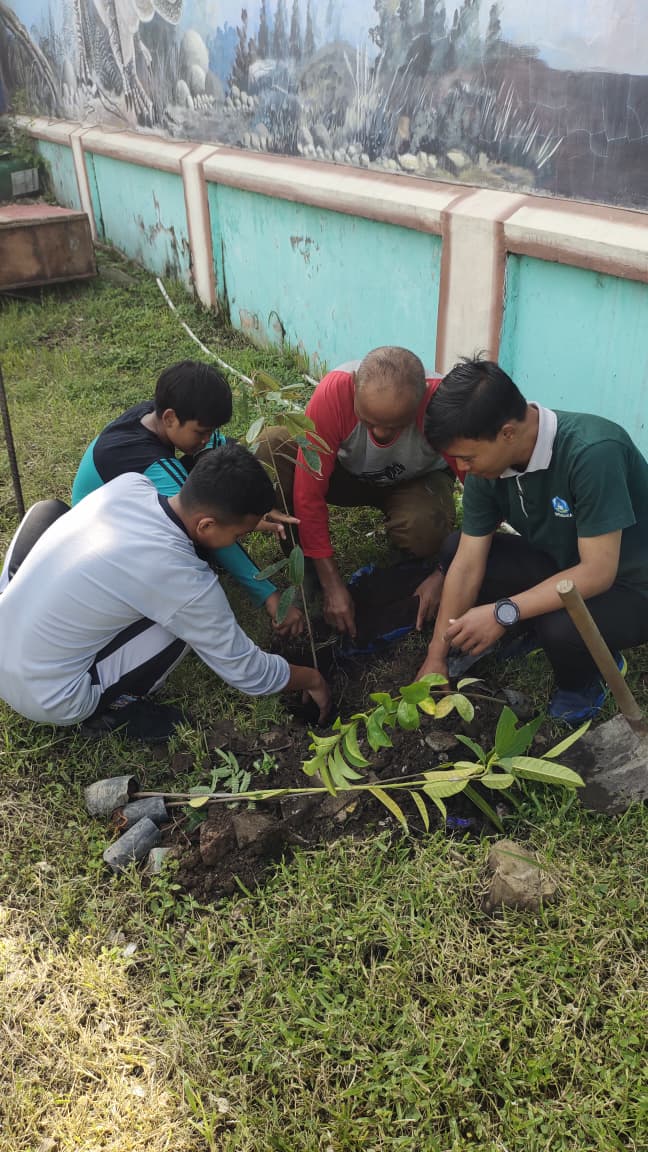 Kegiatan penanaman pohon dalam program adiwiyata